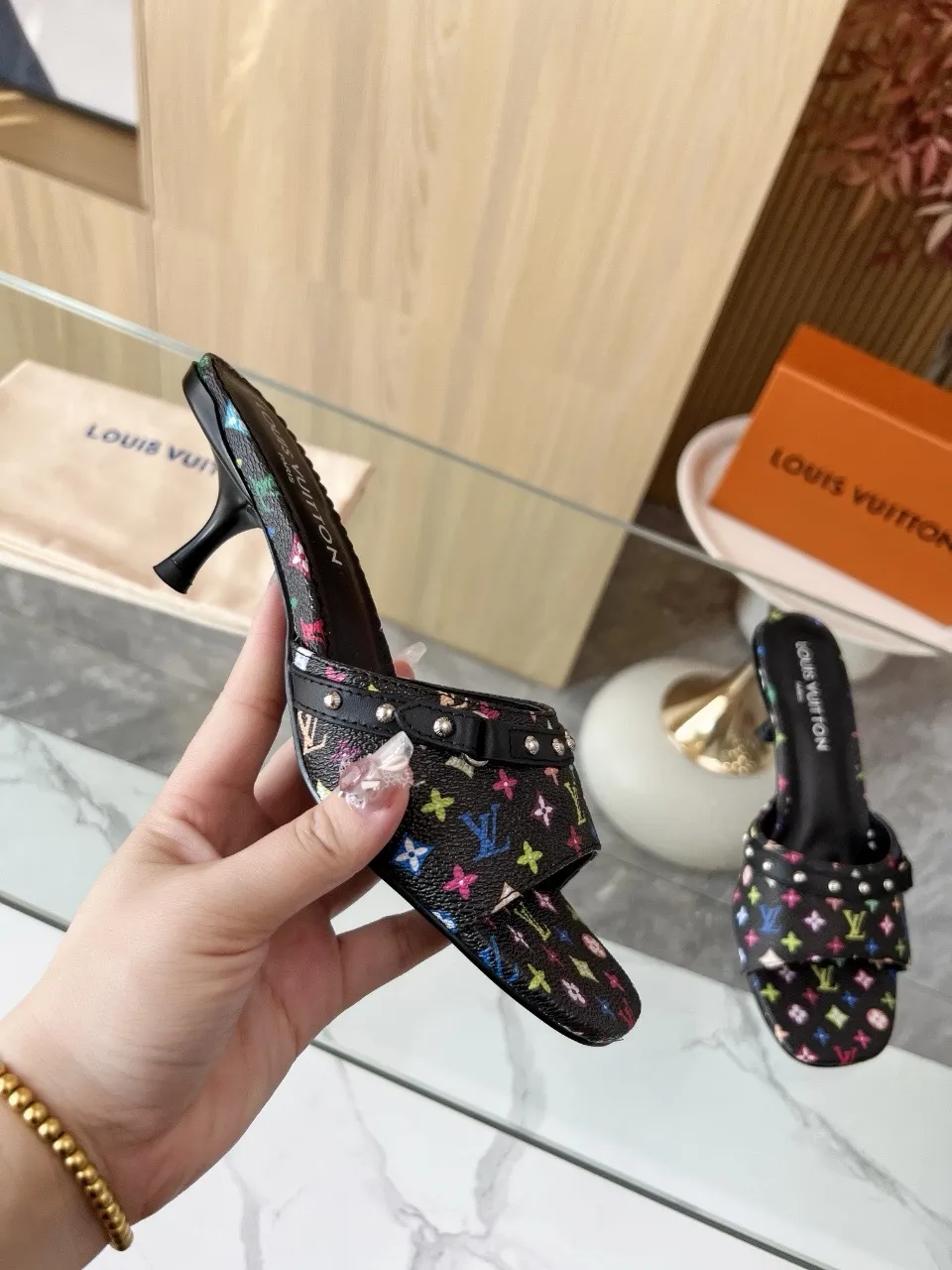 👟👟出厂价380👟👟  真皮底+30  LV35-43。 Heel height 5.5cm 35-43. Like a rubber sole. Genuine leather bottom +30